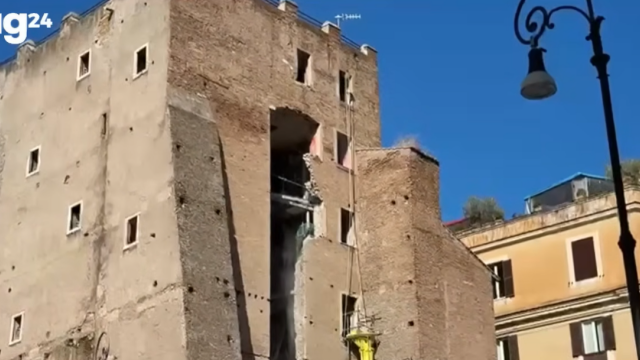 Kατάρρευση πύργου κοντά στο Κολοσσαίο: Τουλάχιστον τρεις τραυματίες - Ασύλληπτα πλάνα (Βίντεο)