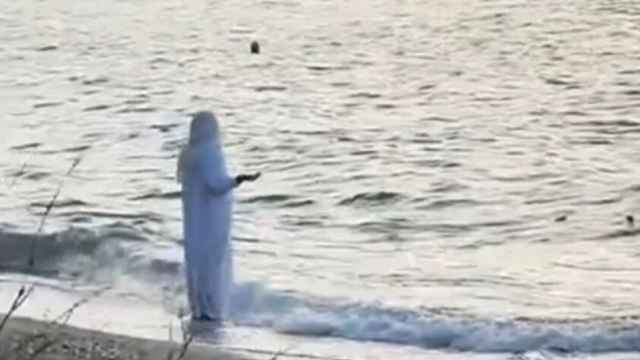 Ασυνήθιστο περιστατικό σε παραλία του Βόλου: Νεαρή γυναίκα ντυμένη ολόλευκα μπαίνει μέσα στη θάλασσα του Παγασητικού (Βίντεο)