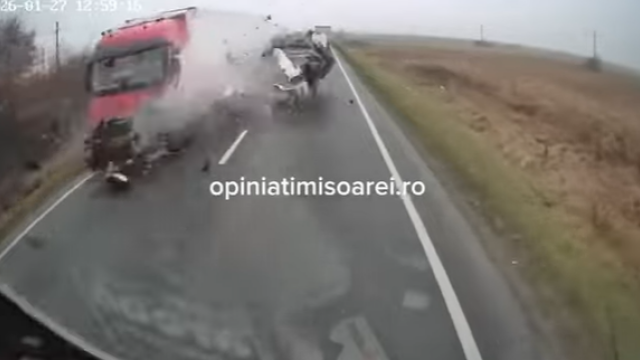 Πολύνεκρο δυστύχημα στη Ρουμανία: Η στιγμή της σύγκρουσης του βαν των οπαδών του ΠΑΟΚ με νταλίκα (Βίντεο)