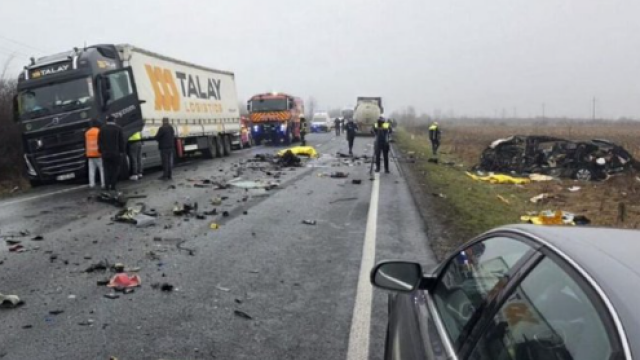 Πολύνεκρο τροχαίο στη Ρουμανία: Tα δευτερόλεπτα πριν την τραγωδία - Δεν πάτησε φρένο ο οδηγός του μοιραίου βαν, έβγαλε και φλας αριστερά (Εικόνες & Βίντεο)