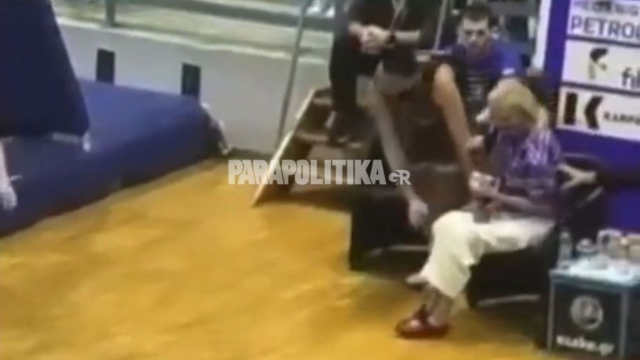 Απίστευτο απρόοπτο στο Πανελευσινιακός - Απόλλων Πάτρας: Παίκτης έπεσε πάνω στη Σάσα Σταμάτη την ώρα του αγώνα (Βίντεο)