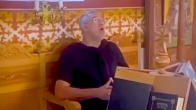 Γιώργος Ντάβλας: Έψαλε το 