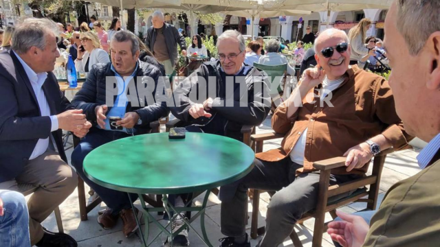 Στην Πύλο ο Αντώνης Σαμαράς για το Πάσχα: Η συνάντηση και η χαλαρή κουβέντα με Μεϊμαράκη και Χρυσομάλλη στην πλατεία (Εικόνες)