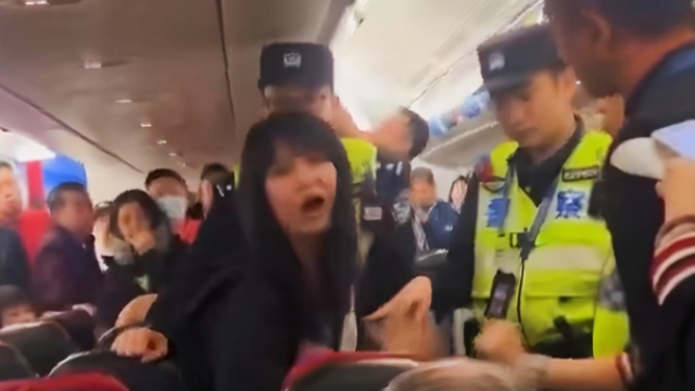 Χαμός σε πτήση της AirAsia: Επιβάτιδα προκάλεσε ένταση επειδή δεν της μίλησαν στα κινέζικα (Βίντεο)