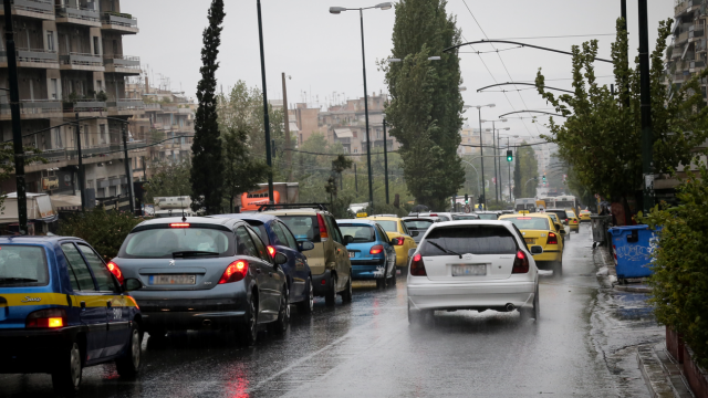 Κίνηση: Κομφούζιο στους περισσότερους δρόμους του Λεκανοπεδίου - Προβλήματα στην Παραλιακή και γύρω από το κέντρο της Αθήνας