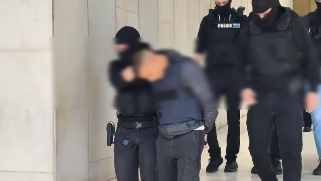 Δολοφονία στον Άγιο Δημήτριo: Στο Ναυτοδικείο Πειραιά ο 20χρονος ναύτης για τον φόνο του 27χρονου (Bίντεο)