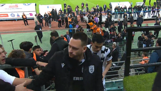 Τελικός Κυπέλλου Ελλάδας: Τρομερή στιγμή με τους παίκτες του ΟΦΗ να κάνουν ιπποτικά pasillo στους παίκτες του ΠΑΟΚ (Βίντεο)