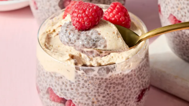 Πρωτεϊνούχα chia pudding με βατόμουρα και φυστικοβούτυρο
