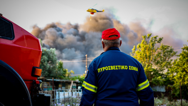 Live Φωτιά στο Ωραιόκαστρο: Μάχη με τις φλόγες στο εργοστάσιο ανακύκλωσης, χωρίς ενεργό μέτωπο το δασικό κομμάτι - Το τοξικό νέφος έχει φτάσει στη Θεσσαλονίκη (Εικόνες & Βίντεο)