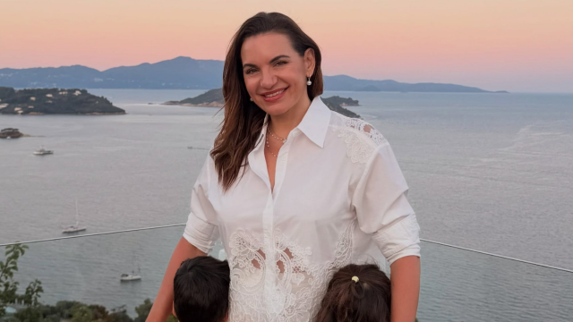 Όλγα Κεφαλογιάννη: Η σπάνια φωτογραφία με τα δίδυμα παιδιά της και το μήνυμα για τη γιορτή της (Εικόνα)