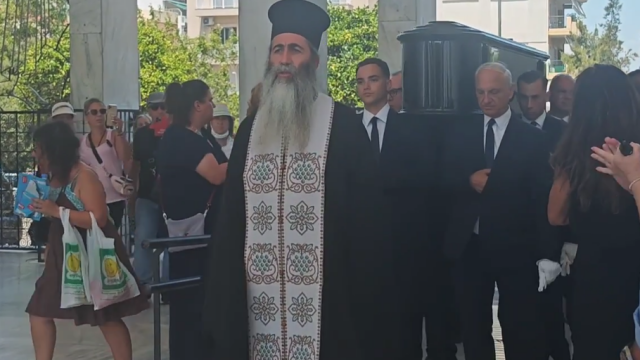 Το τελευταίο αντίο στη Μάρω Κοντού: Έφτασε στο Ά νεκροταφείο Αθηνών η σορός της  (Εικόνες & Βίντεο)