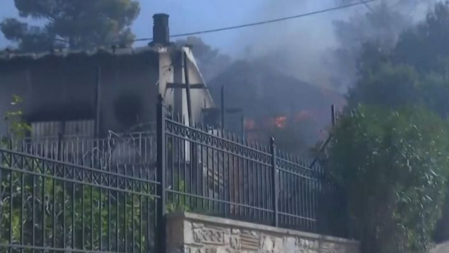 Φωτιά στο Πόρτο Γερμενό: Οι φλόγες καταπίνουν σπίτια – Συγκλονιστικά βίντεο από το πύρινο μέτωπο