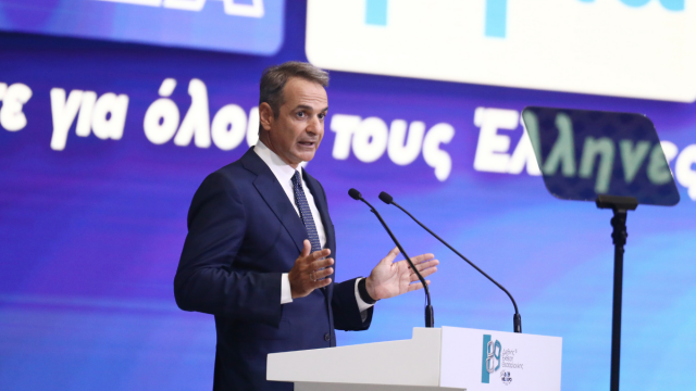 Επιχείρηση ξεκαθάρισμα πολιτικού τοπίου από το Μαξίμου πριν τη ΔΕΘ: Σκληραίνει η επίθεση σε ΠΑΣΟΚ και ΕΛΑΣ, νέα τακτική απέναντι στον Σαμαρά - Το δίλημμα Μητσοτάκης ή Τσίπρας και η μάχη για το Κέντρο