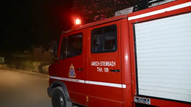 Στις φλόγες βαν και τροχόσπιτο στο Μοσχάτο - Εξετάζεται το ενδεχόμενο εμπρησμού για διαδοχικές φωτιές στον Κηφισό (Βίντεο)