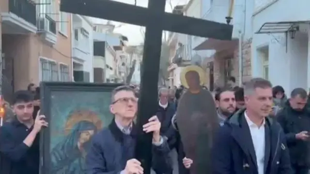 Περιφορά Επιταφίου στην Πρίγκηπο: Ο Άρης Πορτοσάλτε κράτησε τον σταυρό μπροστά στην πομπή (Βίντεο)