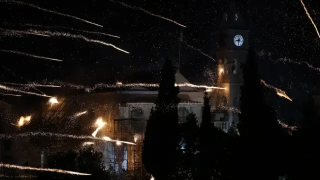 Ανάσταση: Εντυπωσιακό θέαμα από τον ρουκετοπόλεμο στον Βροντάδο της Χίου (Εικόνες  Βίντεο)