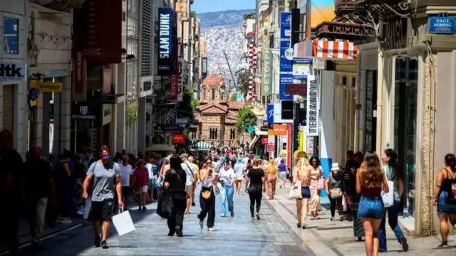 Τα μέτρα στήριξης που δίνουν ανάσα στις οικογένειες τον Απρίλιο: Πρόσθετο εισόδημα και ελαφρύνσεις