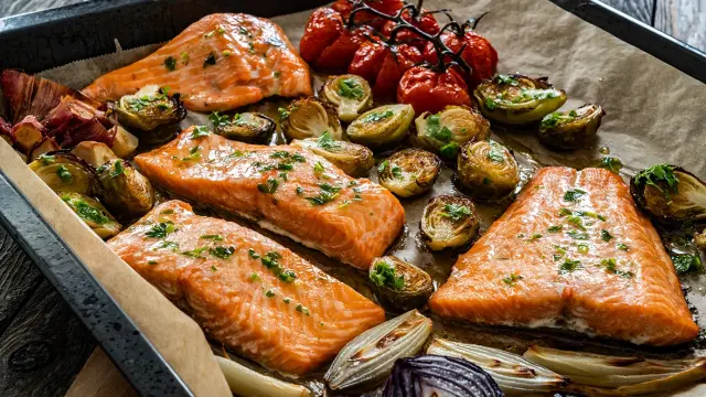 Ιδανικό μεσημεριανό μετά το Πάσχα - Σολομός στο φούρνο με λαχανικά