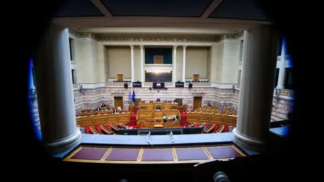 Σκληρό ροκ στη Βουλή: Εκρηκτικό κοκτέιλ με ΟΠΕΚΕΠΕ, υποκλοπές και εσωτερική δυσαρέσκεια για την κυβέρνηση το επόμενο διάστημα