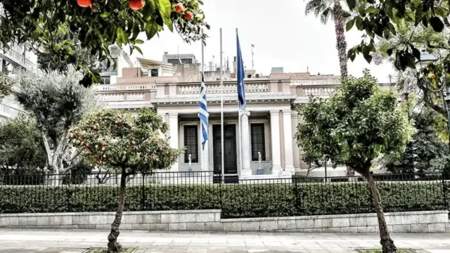 Κυβερνητικές πηγές κατά Ανδρουλάκη: Φανταζόμαστε πως δεν ευθυνόμαστε που πήγε για σέλφι και βιντεάκι, χωρίς ομιλία, στη Βαρκελώνη
