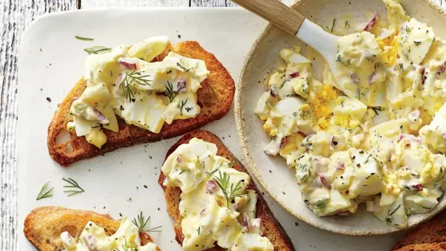 Ρωτήσαμε 2 γιαγιάδες - Και έδωσαν το ίδιο μυστικό για την αυγοσαλάτα