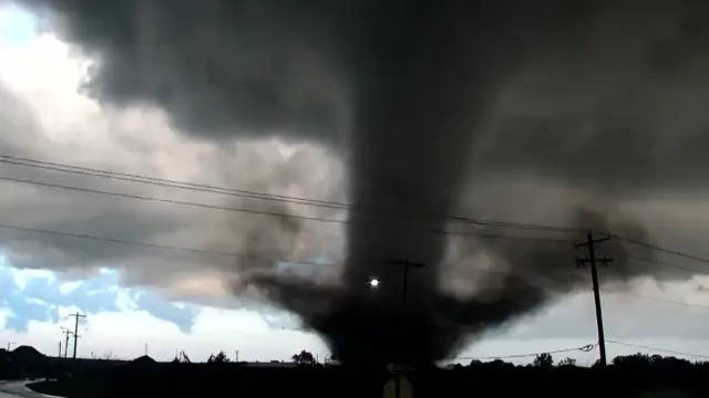 Σφοδροί ανεμοστρόβιλοι στην Οκλαχόμα: Βίντεο από το σαρωτικό πέρασμα που άφησε πίσω του 10 τραυματίες