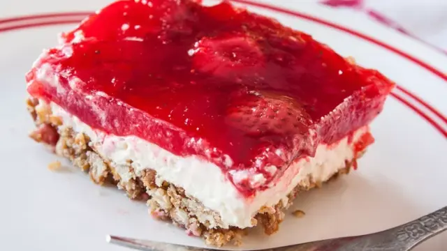 Ζελέ, φράουλες και τραγανή βάση - Το γλυκό ψυγείου που θα σου ξυπνήσει παιδικές αναμνήσεις