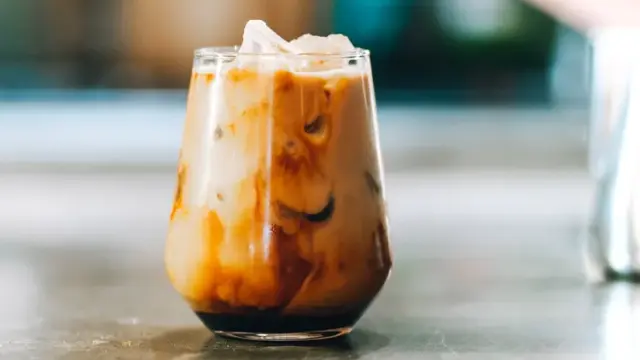 Πώς να φτιάξεις τον viral καφέ με καστανή ζάχαρη (brown sugar latte)
