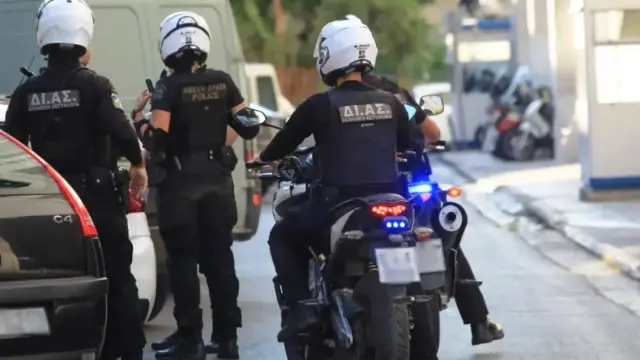 Συναγερμός στη Θεσσαλονίκη: Συνελήφθη άνδρας που βρέθηκε έξω από σπίτι κρατώντας ένα αλυσοπρίονο - Μέσα είχαν εγκλωβιστεί μία μητέρα με τα παιδιά της
