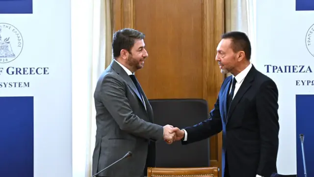 Άνω-κάτω το ΠΑΣΟΚ για το παρών στον Στουρνάρα - Ηχηρή διαφωνία από στελέχη και στενούς συνεργάτες της Άννας Διαμαντοπούλου