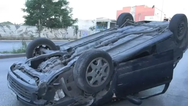 Θεσσαλονίκη: Αυτοκίνητο έπεσε πάνω σε παρκαρισμένα οχήματα και ντεραπάρισε - Σοβαρά τραυματισμένος ο οδηγός (Βίντεο)
