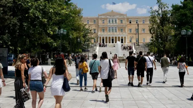 Νέο κυβερνητικό πακέτο παροχών: “Βροχή” μέτρων στήριξης σε ευάλωτα νοικοκυριά, οικογένειες με παιδιά, συνταξιούχους, μισθωτούς