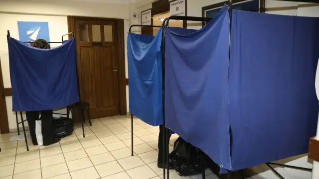 Πολιτικές σεισμικές δονήσεις: Ο νέος πολιτικός χάρτης μετά τα κόμματα Τσίπρα και Καρυστιανού - Τι δείχνουν 5 δημοσκοπήσεις