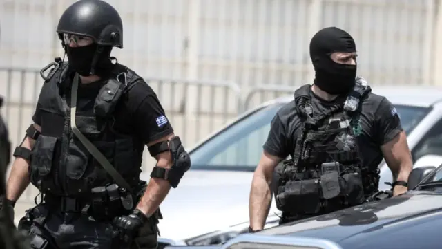 Έφοδος των Αδιάφθορων σε Πολεοδομίες της Αττικής: Έξι συλλήψεις, κατασχέθηκαν πάνω από 300.000 ευρώ - Οι ποινικές διώξεις που άσκησε ο Εισαγγελέας