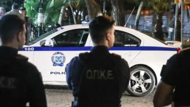 Λάρισα: Ακόμη και εκσκαφέα επιστράτευσε η ΕΛ.ΑΣ. για τις χρυσές λίρες της οικογενειακής εγκληματικής οργάνωσης (Βίντεο)