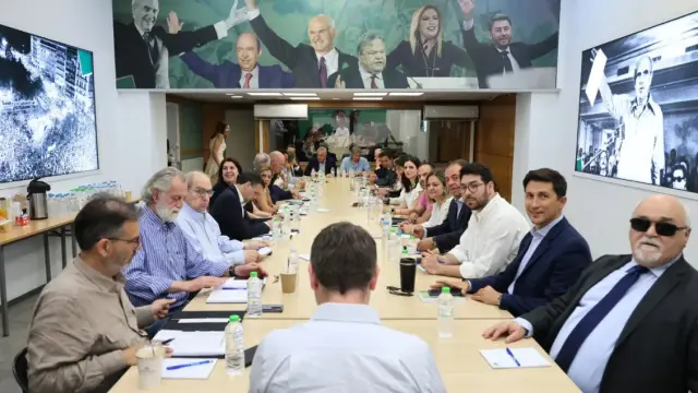 Το ΠΑΣΟΚ υπό διπλή δημοσκοπική πίεση - Τα ανησυχητικά ευρήματα από την ακτινογραφία των αναποφάσιστων