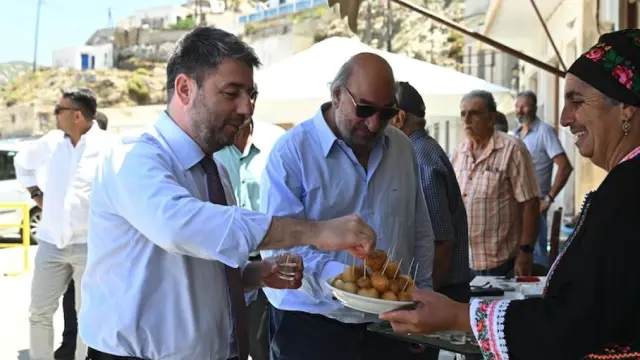 Νίκος Ανδρουλάκης: Ξινή του βγήκε η βουτιά σε παραλία της Καρπάθου - Το τετ α τετ με Λαγοκέφαλο και η πρόωρη λήξη του μπάνιου