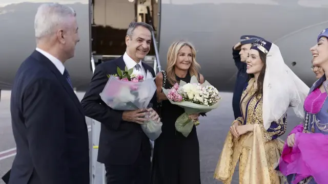 Σύνοδος ΝΑΤΟ: Στην Άγκυρα ο Κυριάκος Μητσοτάκης - Τον υποδέχτηκαν με λουλούδια πριν το δείπνο, μαζί του και η Μαρέβα (Εικόνες & Βίντεο)