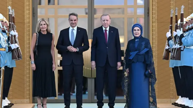 Σύνοδος Κορυφής του ΝΑΤΟ: Ολοκληρώθηκε το δείπνο των ηγετών  στην Άγκυρα - Δείτε την υποδοχή Μητσοτάκη από τον Ταγίπ και την Εμινέ Ερντογάν στο Λευκό Παλάτι (Εικόνες & Βίντεο)