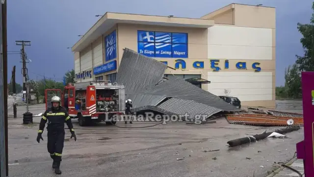 Σαρώνει τη χώρα η κακοκαιρία: Άνοιξαν οι ουρανοί στην Αττική, πλημμύρες στη Φθιώτιδα, άνεμοι ξήλωσαν στέγη στη Μακρακώμη, ανεμοστρόβιλος προκάλεσε ζημιές στη Χαλκιδική (Εικόνες & Βίντεο)