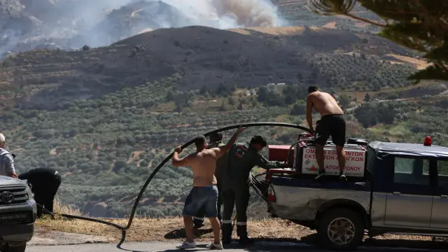 Φωτιά στο Ρέθυμνο: Καλύτερη η εικόνα, αλλά συνεχίζονται οι αναζωπυρώσεις - Δεν επιχειρούν εναέρια λόγω των ανέμων