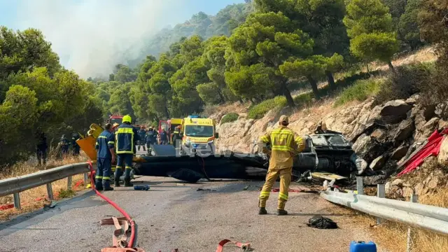 Σύγκρουση ελικοπτέρων στην Ψάθα: Νεκροί ο Δανός χειριστής και ο Έλληνας συντονιστής, δύο διασωθέντες - Η ανακοίνωση της Πυροσβεστικής