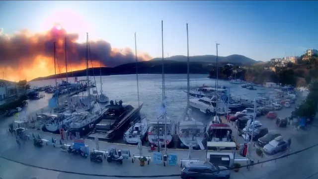 Mεγάλη φωτιά η φωτιά στη Σκύρο: Ενισχύσεις τη νύχτα από Αττική, Εύβοια και Θεσσαλία - Ρίψεις από εναέρια μέσα (Βίντεο)