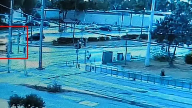 Τροχαίο στη Βούλα: Σοκαριστικό βίντεο από τη σύγκρουση ταξί με μοτοσικλέτα - Σε κρίσιμη κατάσταση o οδηγός της μηχανής