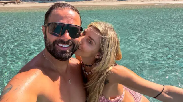 Ο Ηλίας Βρεττός αποθεώνει τη Σκύρο μέσα από νέες φωτογραφίες με τη σύζυγό του: Ο παράδεισος βρέθηκε (Εικόνες)