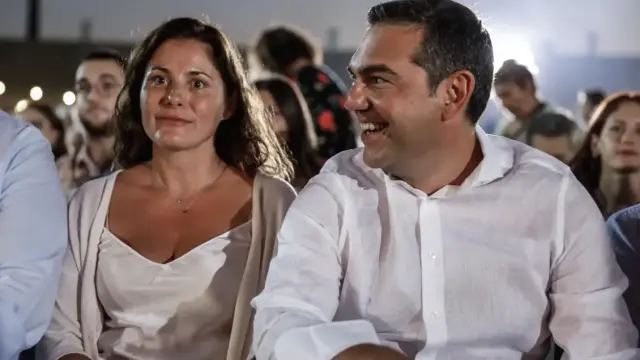 Αλέξης Τσίπρας: Στο Βεάκειο για τη Μήδεια με την Μπέτυ Μπαζιάνα - Σε διπλανές θέσεις ο Δημήτρης Κουτσούμπας