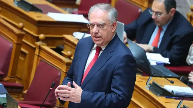 Παρασκήνιο στη Βουλή: Από τα αναπάντητα αιτήματα για ραντεβού στη γαλάζια απροθυμία για το νομοσχέδιο Θεοδωρικάκου