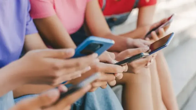 Κλειδώνουν τα social media: Έρχεται το όριο των 15 ετών από 1η Ιανουαρίου - Πώς θα λειτουργήσει η επαλήθευση ηλικίας, τι προβλέπεται για τις ηλικίες 13-15 ετών