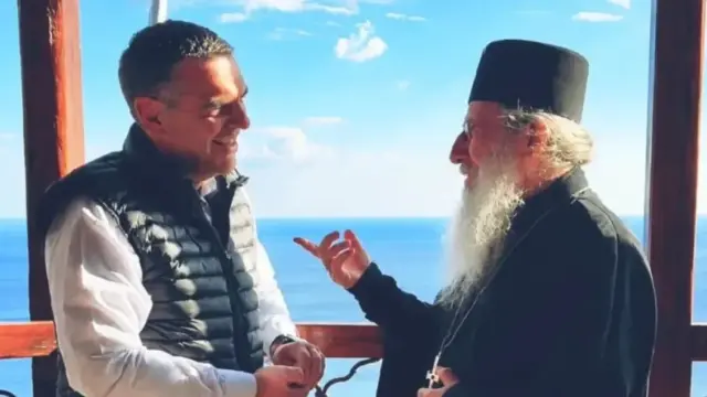 Όπως στη Σαντορίνη…: Το αιχμηρό σχόλιο στελέχους του ΣΥΡΙΖΑ για την επίσκεψη Τσίπρα στο Άγιον Όρος