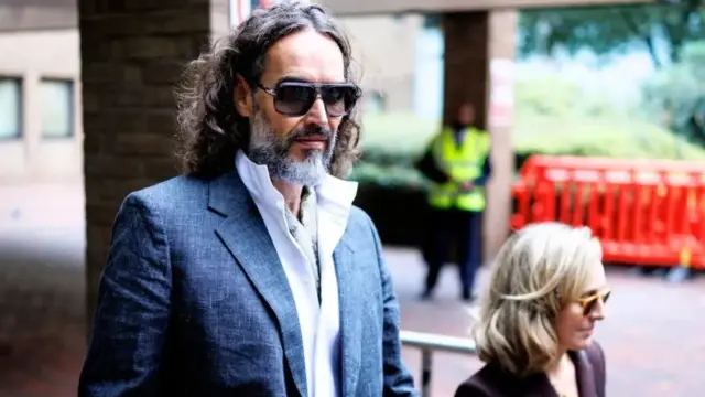 Ράσελ Μπραντ: Με αντιμετώπισε σαν ζώο - Η συγκλονιστική καταγγελία για βιασμό και τα μηνύματα που παρουσιάστηκαν στη δίκη